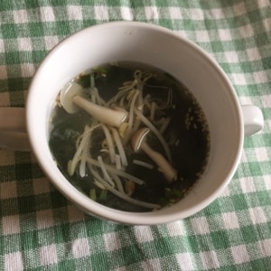 もやしとしめじワカメの中華スープ